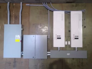 Installation professionnelle intérieure par Deschenes Éclair montrant une entrée électrique de 400 ampères conforme aux normes à Petite Rivière Saint-François.