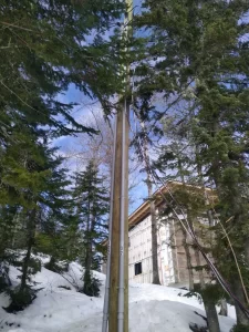 Installation du mât extérieur pour entrée électrique de 400 ampères par Deschenes Éclair à Petite Rivière Saint-François, représentant l'expertise en électricité dans des conditions hivernales.