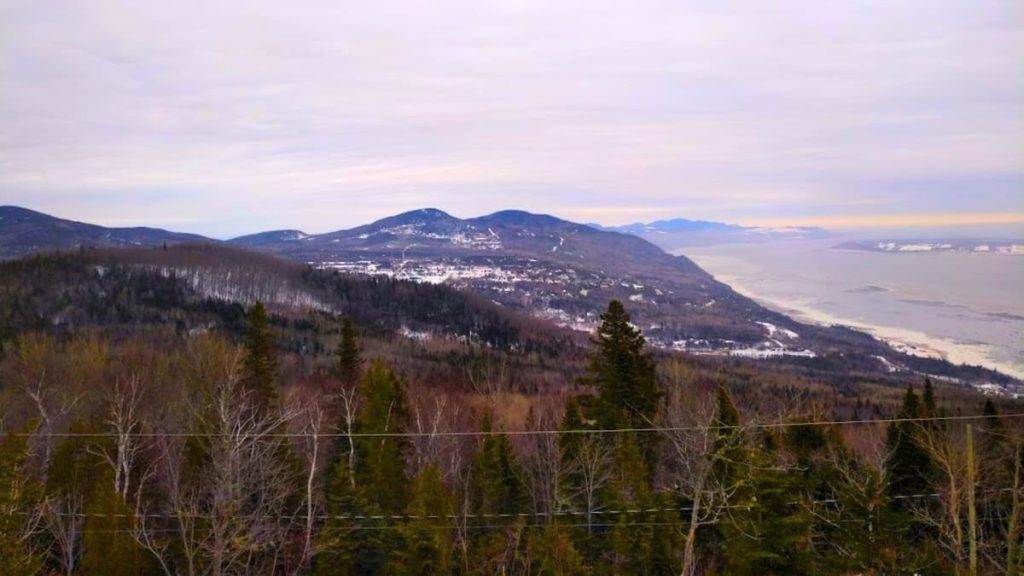 Paysage hivernal de Petite Rivière Saint-François avec vue sur le fleuve, projet par Deschenes Éclair, expert en services électriques