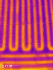 Image thermographique montrant un plancher chauffant fonctionnant correctement après réparation par Deschenes Éclair